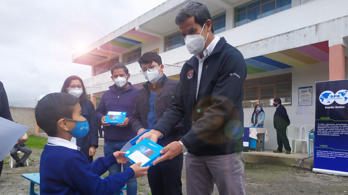 Entrega de tablets a niños de Escuela Línea Equinoccial